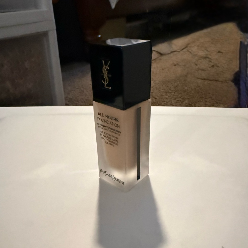 Yves Saint Laurent All Hours Foundation - Cream - Picture 2 of 4